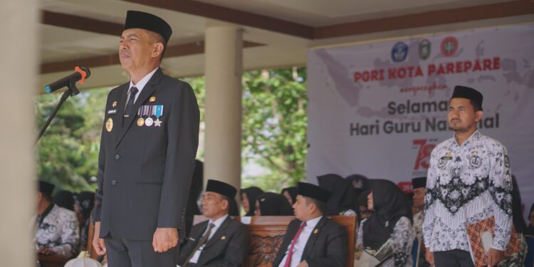 Pj Wali Kota Parepare, Akbar Ali sebagai pembina upacara peringatan hari guru nasional di Lapangan Binalipu Kota Parepare, Sabtu (25/11/2023).