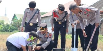 Polres Pinrang Lestarikan Negeri dengan Bersihkan Lingkungan dan Tanam Pohon