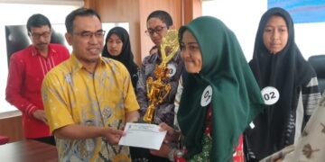 Gubernur dan Pisang Bawa Siswi SMAN 8 Pinrang Ini Juara 1 Lomba Esai Diknas Provinsi