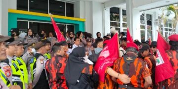 Pemadaman Listrik, Pemuda Pancasila Unjuk Rasa di Kantor PLN Parepare