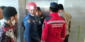 Dosen dan Dua Mahasiswa  Terjebak di Lift Unifa,  Petugas Damkar Tanggap  Cepat Lakukan Aksi Penyelamatan