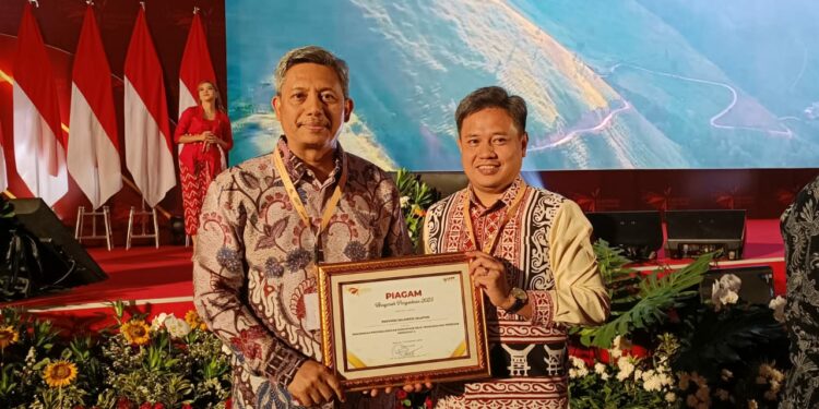 Pj Sekda mewakili Pj Gubernur Sulawesi Selatan menerima penghargaan pada sesi Anugrah Pengadaan 2023 dalam kategori Pemerintah Provinsi dengan Persentase Nilai Transaksi PDN (Produk Dalam Negeri)