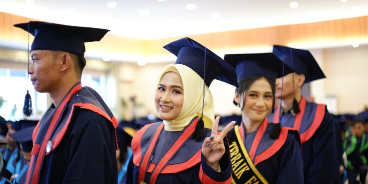 --St. Latifah, S.Tp. wisudawan Program Studi (Prodi) Teknologi Pangan, Fakultas Pertanian (FP) Universitas Bosowa (Unibos) turut meraih prestasi sebagai wisudawan terbaik kedua tingkat Universitas, Selasa (14/11/2023)