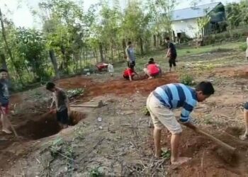 Suasana kerja bakti santri dan ustaz dalam membangun fondasi pembangunan asrama tahfidz di Ponpes HW Muhammadiyah Sulsel, Dusun Kasimburang Desa Belapunranga Kecamatan Parangloe Kabupaten  Gowa  Sulsel