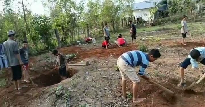 Suasana kerja bakti santri dan ustaz dalam membangun fondasi pembangunan asrama tahfidz di Ponpes HW Muhammadiyah Sulsel, Dusun Kasimburang Desa Belapunranga Kecamatan Parangloe Kabupaten  Gowa  Sulsel