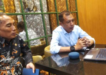 Pj Wali Kota Parepare, Akbar Ali  bersama Sekda Parepare, Husni Syam saat mengikuti zoom meeting yang dilaksanakan Kementerian Dalam Negeri di Makassar, Kamis (9/11/2023). (Sumber Foto: Artikel News)