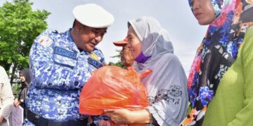 Pj Gubernur Sulsel Serahkan Bantuan sebagai Bentuk Peringatan Hari Bela Negara