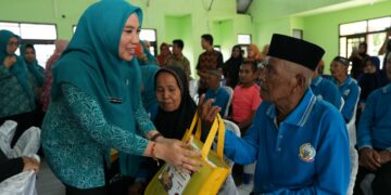 Lansia Parepare Menangis Haru Dikunjungi Sofha Marwah Bahtiar