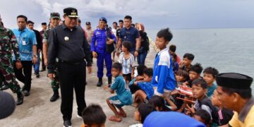 Pj Gubernur Sulsel Semangati Anak Nelayan di Takalar untuk Jadi Pemimpin