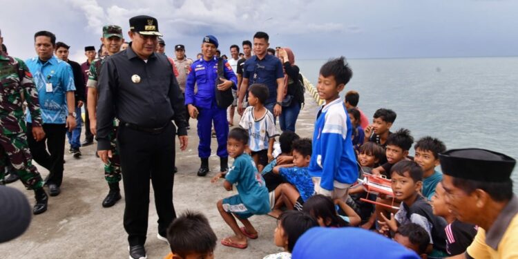 Pj Gubernur Sulsel, Bahtiar Baharuddin berinteraksi dengan masyarakat dan nelayan termasuk anak-anak