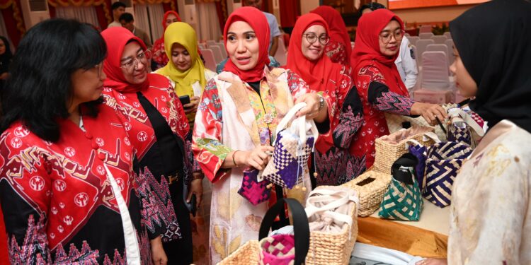 Penjabat Ketua Dewan Kerajinan Nasional Daerah (Dekranasda) Sulsel, Sofha Marwah Bahtiar mengenakan baju berbahan kain ecoprint karya sendiri di Aula Tudang Sipulung, Rumah Jabatan Gubernur,  Rabu (6/12/2023)