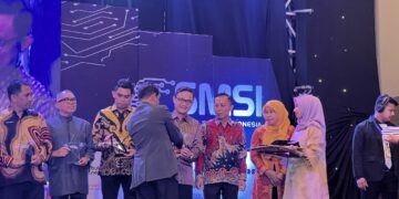 Terbuka dan Komunikatif, Pj Wali Kota Parepare Terima Penghargaan SMSI Award