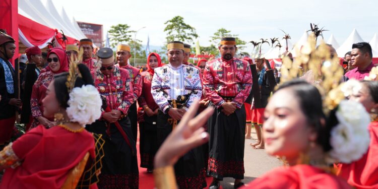 756 penari menyambut Pj Gubernur Sulsel dalam HUT Luwu ke-756. (Humas Pemprov Sulsel)