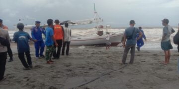 Kapal Nelayan Asal Flores Mati Mesin dan Kandas di Ammani Pinrang