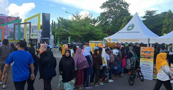 Puluhan masyarakat sedang antre di salah stan pasar murah yang dilaksanakan oleh pemkot parepare di Lapangan Andi Makkasau, Ahad (28/01/2024).