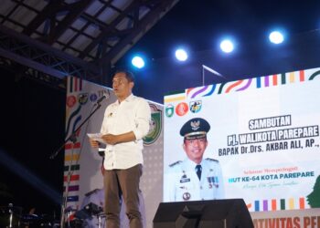 Pj Wali Kota Parepare, Akbar Ali membuka Pentas Kreativitas Pemuda, Sabtu (24/2/2024) malam. Ia berharap ajang ini bisa melahirkan inovasi baru untuk kemajuan Kota Parepare. (Foto: Artikel News)