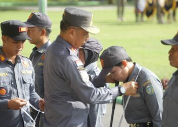 Pj Wali Kota Parepare Kukuhkan Petugas Satlinmas