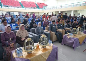 Pj Gubernur Sulsel, Bahtiar Baharuddin berbincang bersama Pj Wali Kota Parepare, Akbar Ali pada perayaan HUT Kota Parepare.(istimewa)