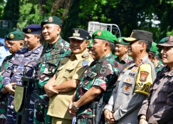 Pemprov dan forkopimda Sulsel melakukan apel gelar pasukan secara serentak dalam rangka pengamanan Pemilu 2024, di Lapangan M Yusuf Makodam XIV Hasanuddin, Kamis, (1/2/2024). (Sumber Foto:Humas Pemprov Sulsel)