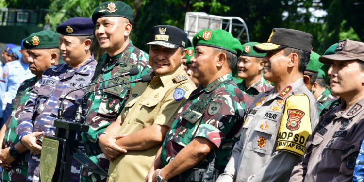 Pemprov dan forkopimda Sulsel melakukan apel gelar pasukan secara serentak dalam rangka pengamanan Pemilu 2024, di Lapangan M Yusuf Makodam XIV Hasanuddin, Kamis, (1/2/2024). (Sumber Foto:Humas Pemprov Sulsel)