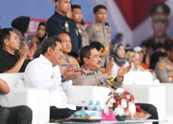 Pj Gubernur Sulsel, Bahtiar Baharuddin bersama Wakapolri, Komjen Pol Agus Andrianto, di lapangan Karebosi Makassar, Rabu (7/2/2024). (Foto:Humas Pemprov Sulsel)