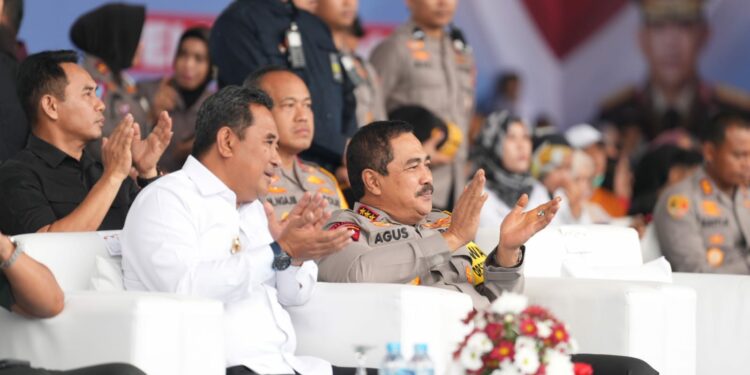 Pj Gubernur Sulsel, Bahtiar Baharuddin bersama Wakapolri, Komjen Pol Agus Andrianto, di lapangan Karebosi Makassar, Rabu (7/2/2024). (Foto:Humas Pemprov Sulsel)