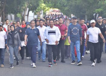 Pj Gubernur Sulsel mengajak warga Wajo jalan sehat bersama, Jumat, (9/2/2024). (Foto: Humas Pemprov Sulsel)