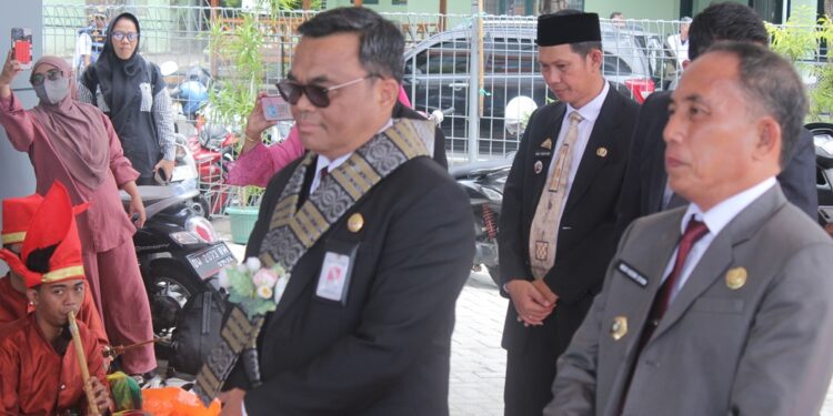 Deputi Pengembangan Sumber Daya Perpustakaan, Perpusnas RI Adin Bondar, disaksikan Sekda Parepare, Muhammad Husni Syam dan Kepala Dinas Kearsipan dan Perpustakaan, Ahmad Masdar meresmikan Gedung Panrita Perpustkaan Umum Parepare, Minggu (18/2/2024).(istimewa)