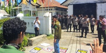 Bersama Mahasiswa Institut Cokroaminoto Bill Gates Gelar Aksi di KPU Pinrang