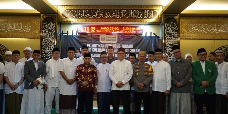 Wali Kota Makassar, Danny Pomanto, Sekretaris Umum Dewan Dakwah Islamiyah Indonesia Pusat, Drs. H. Avid Sholihin, M.M berfoto bersama  takmir  Masjid Sultan Alauddin serta pengurus Dewan Dakwah Sulsel, Ahad (25/2/2024)