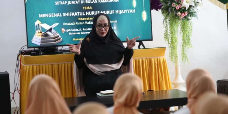 Ustazah Riskah Makkulasse Andi Welonae, membimbing peserta dalam membaca Alquran dengan tajwid yang baik dan benar