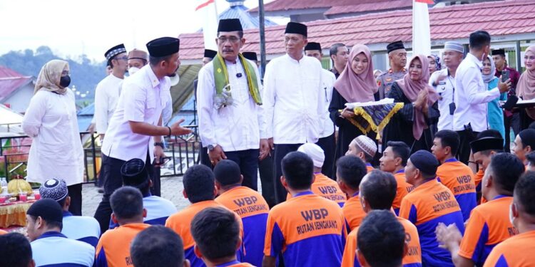 Kepala Kantor Wilayah Kementerian Hukum dan HAM Sulawesi Selatan (Kanwil Kemenkumham Sulsel), Liberti Sitinjak bersama Para Kepala Divisi (Kadiv) buka puasa bersama Warga Binaan Pemasyarakatan (WBP) Rumah Tahanan Negara Kelas IIB Sengkang (Rutan Sengkang) di Lapangan Rutan setempat, Rabu (27/3/2024)