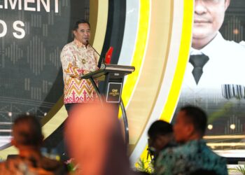 Pj Gubernur Sulawesi Selatan, Bahtiar Baharuddin  menerima CNN Indonesia Awards 2024 dengan kategori Excellence Governance Leadership. (Foto: Humas Pemprov Sulsel)