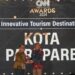 Pj Wali Kota Parepare Akbar Ali menerima penghargaan Innovative Tourism Destination di ajang CNN Indonesia Award di Hotel Claro, Makassar, Kamis (21/3/2024). (Foto: Humas Pemkot Parepare)