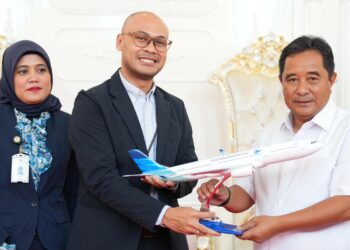 Pj Gubernur Bahtiar berfoto bersama General Manager (GM) Garuda Indonesia, Wayang Gilang Aditya Subawa, di Rumah Jabatan Gubernur, Kamis, (14/3/2024). (Foto: Humas Pemprov Sulsel)