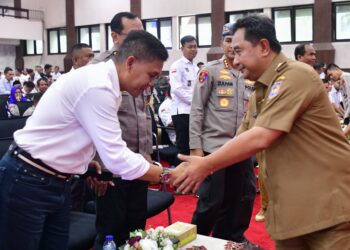 Pj Gubernur Sulsel bersilaturahmi dengan Apdesi di Ruang Pola Kantor Gubernur Sulsel, Selasa, (5/3/2024). (Foto: Humas Pemprov Sulsel)