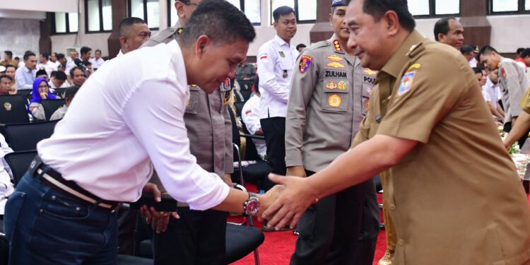 Pj Gubernur Sulsel bersilaturahmi dengan Apdesi di Ruang Pola Kantor Gubernur Sulsel, Selasa, (5/3/2024). (Foto: Humas Pemprov Sulsel)