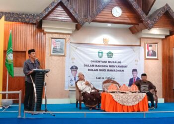 Asisten Bidang Pemerintahan dan Kestra, Dede Harirustaman, S.Stp memberi orientasi ceramah bagi mubalig di Gedung Baerugae- Kompleks Rujab Walikota Parepare, Jumat (8/3/2024)