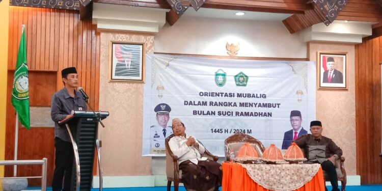 Asisten Bidang Pemerintahan dan Kestra, Dede Harirustaman, S.Stp memberi orientasi ceramah bagi mubalig di Gedung Baerugae- Kompleks Rujab Walikota Parepare, Jumat (8/3/2024)