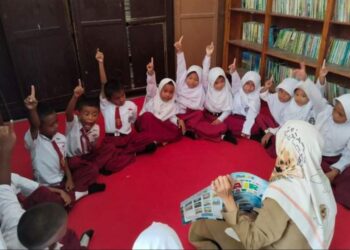 Antusiasme siswa-siswi SDN Jinato No. 68 Kepulauan Selayar saat belajar. Tingkat  literasi dan numerasi siswa di sekolah ini mencapai  400%