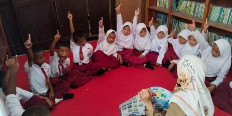 Antusiasme siswa-siswi SDN Jinato No. 68 Kepulauan Selayar saat belajar. Tingkat  literasi dan numerasi siswa di sekolah ini mencapai  400%