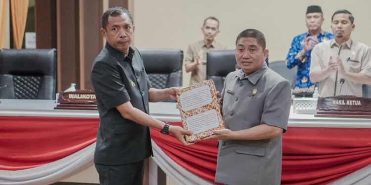 Pj Wali Kota Parepare, Akbar Ali menyerahkan LKPJ kepada Ketua DPRD Parepare, Kaharuddin Kadir, Senin, (18/3/2024). (Foto: Humas Pemkot Parepare)