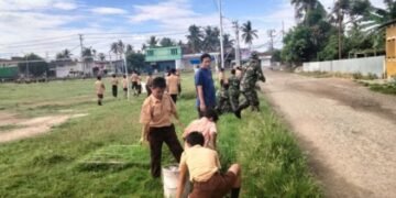 Ajak Peduli Lingkungan Sejak Dini, TNI dan Murid SD di Sidrap Karya Bakti