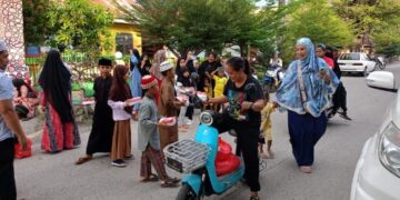 Siswa SDN 15 Pangsid Turun ke Jalan, Ajarkan Sejak Dini Tentang Berbagi