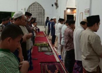 Jemaah melaksanakan salat berjemaah di Masjid Muhammadiyah Majene (foto: dok)