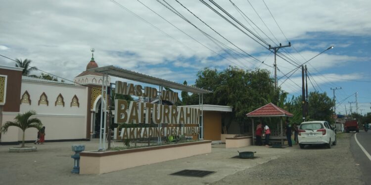 Masjid Baiturrahman yang terletak di Dusun Lakkading Desa Limbua Kecamatan Sendana Kabupaten Majene. Jalan poros nasional Makassar - Mamuju atau sekitar 335 km dari Kota Makassar
