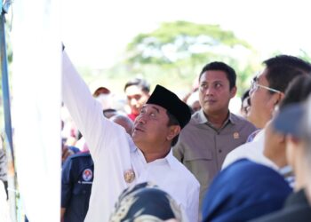 Pj Gubernur Sulsel, Bahtiar Baharuddin, meninjau lokasi pembangunan stadion Makassar, Jumat (5/4/2024). (Foto: Humas Pemprov Sulsel)