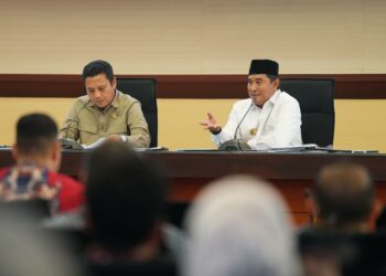 Pj Gubernur Sulsel, Bahtiar Baharuddin memperlihatkan peta administrasi baru Sulsel kepada anggota Komisi V DPR RI, Jumat (5/4/2024). (Foto: Humas Pemprov Sulsel)