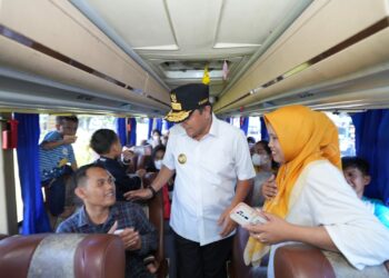 Pj Gubernur Sulsel, Bahtiar Baharuddin melepas pemudik, Sabtu(6/4/2024). (Foto: Humas Pemprov Sulsel)