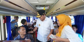 Lepas Peserta Mudik Gratis, Pj  Gubernur Sulsel Bagi Sembako